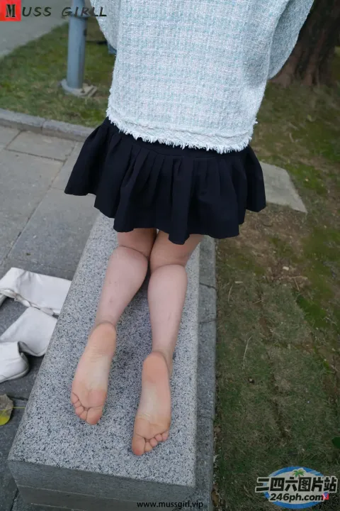 有一个人站在长凳上，脚放在长凳上