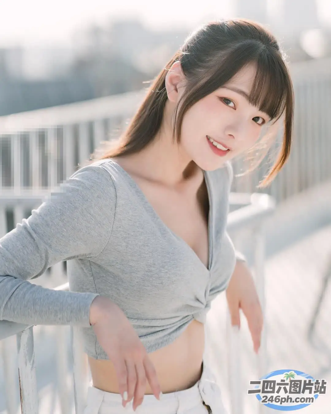 一个女人站在桥上微笑的特写