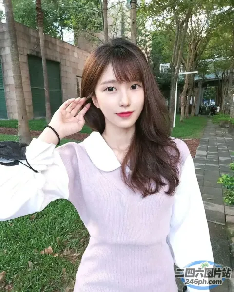 身穿白衬衫和粉色裙子的 araffe 女子合影留念