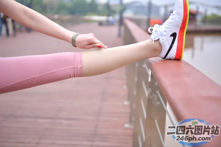 有人握着一名正在触摸她腿的妇女的手