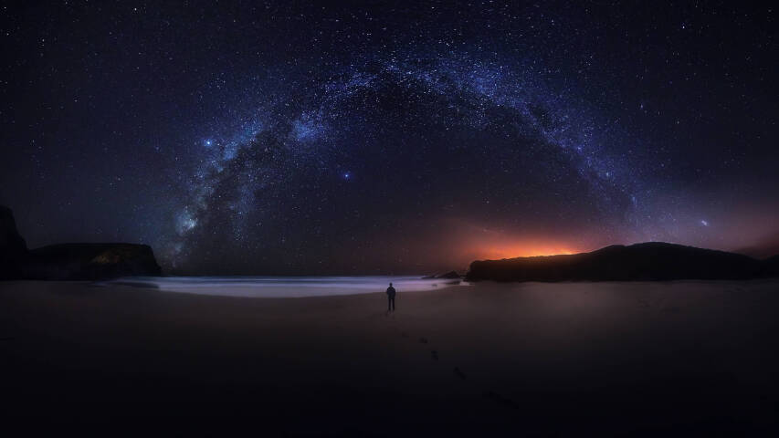 星空与一个人走在海滩上