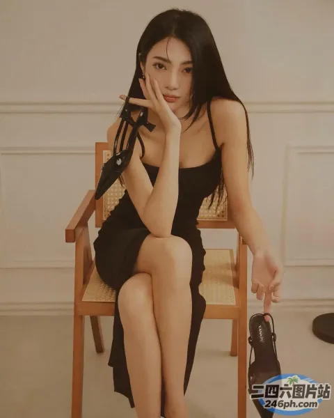 一个女人坐在椅子上拿着手机的特写