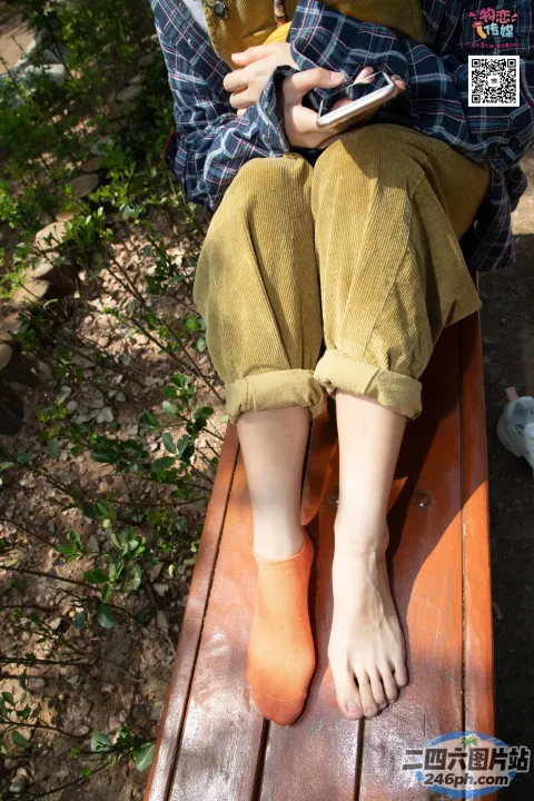 有一个人坐在长凳上，双脚抬起