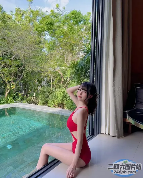 穿着红色泳衣坐在窗台上的阿拉夫德女人