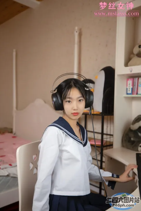 房间里戴着耳机的人的特写