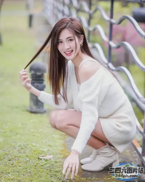 蹲在草地上的白色毛衣的 araffe 女孩