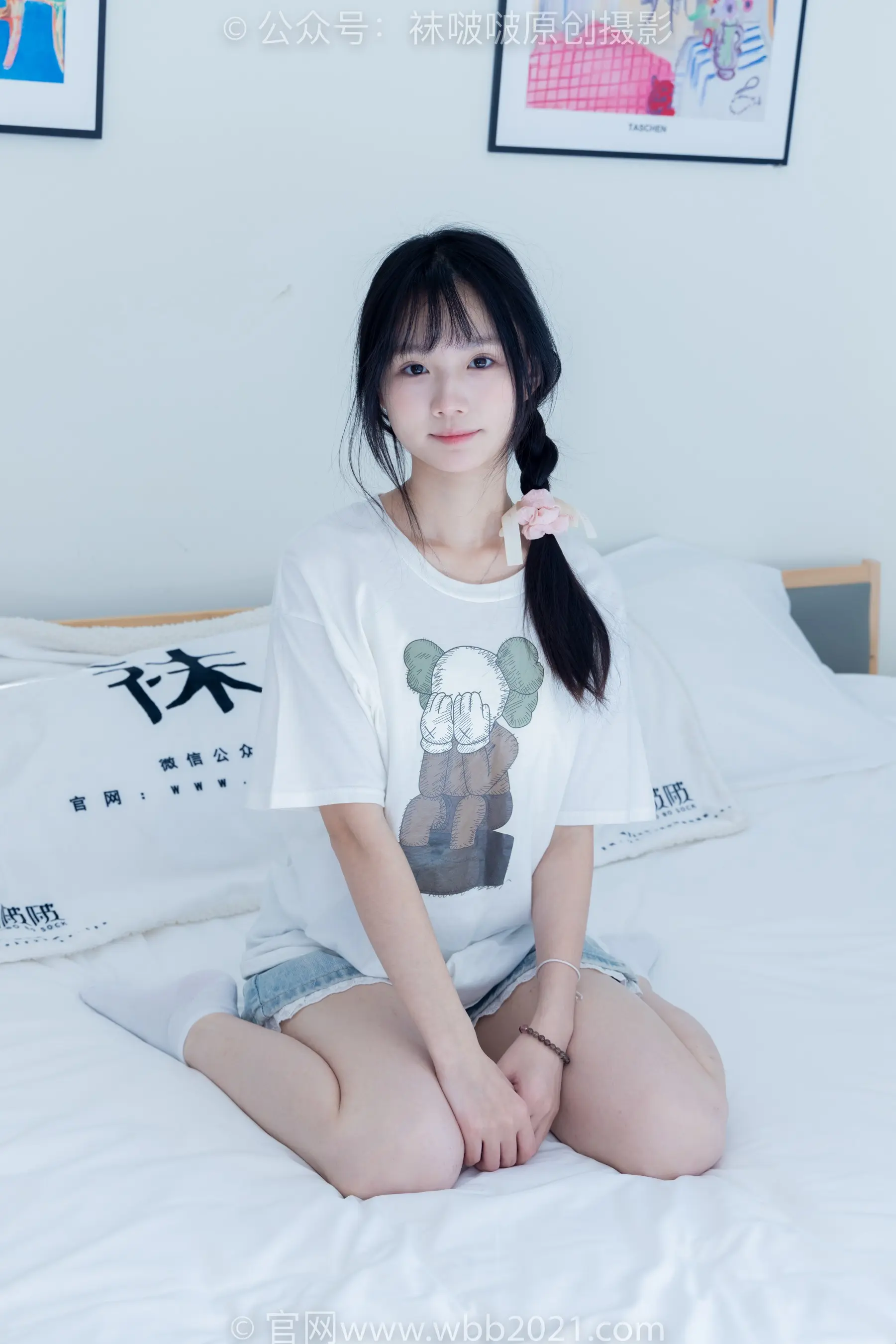 一个女人穿着白衬衫坐在床上的特写