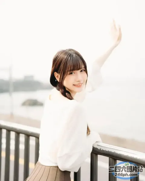 身穿白衬衫和棕色裙子的 arafed 女子合影留念