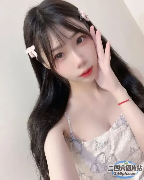 一个穿着连衣裙的长发女人的特写
