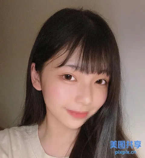 有一位长发白衬衫的女人