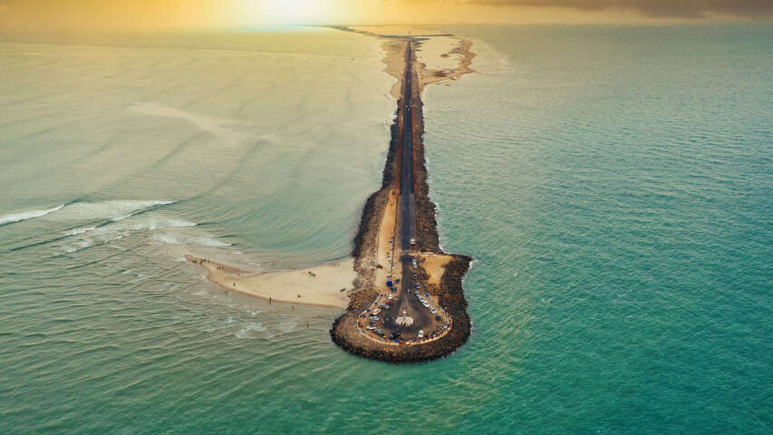 海洋中央长码头的 arafed 景观