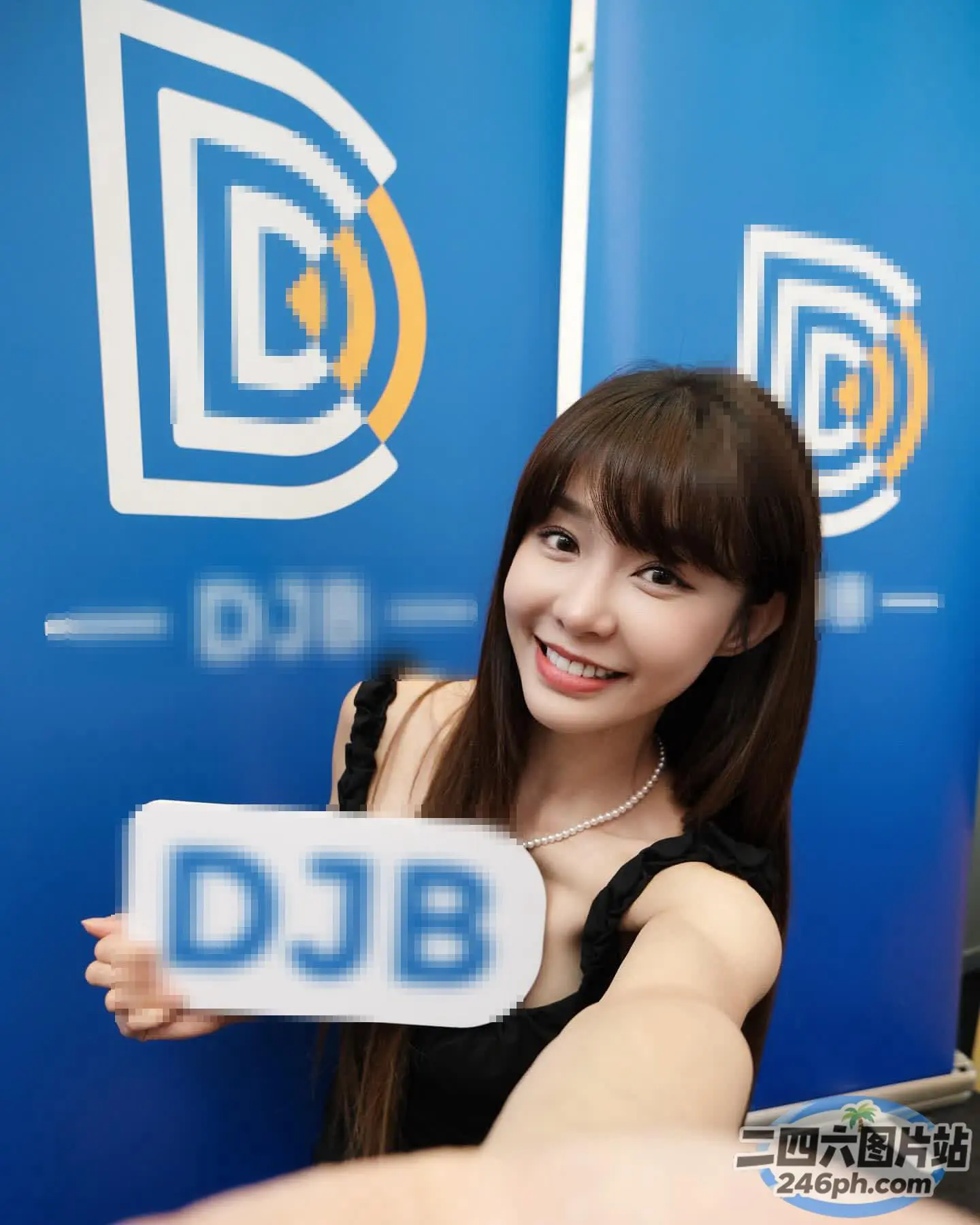 阿拉费德女子在笔记本电脑前举着标语