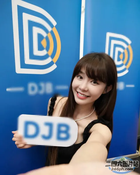阿拉费德女子在笔记本电脑前举着标语
