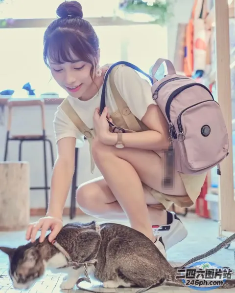 女人在房间里的地板上抚摸一只猫
