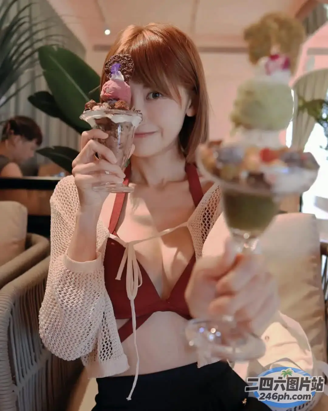 有个女人手里拿着酒杯