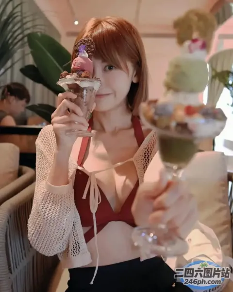 有个女人手里拿着酒杯