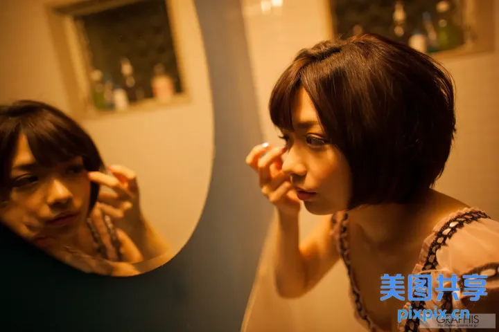 有个女人在照镜子刷牙