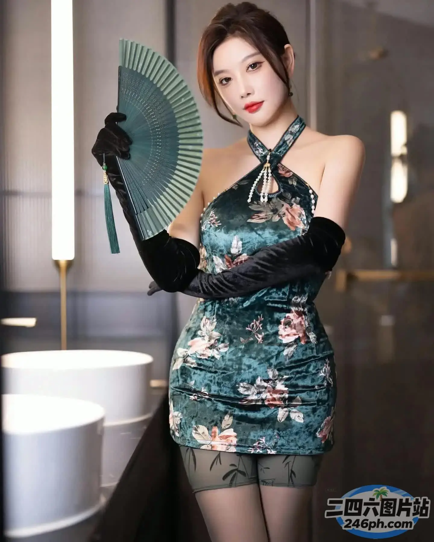 有一个穿着裙子的女人，手里拿着一把扇子和一面镜子