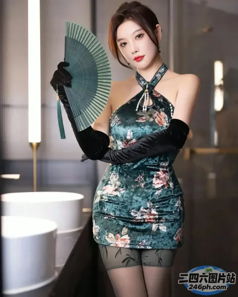 有一个穿着裙子的女人，手里拿着一把扇子和一面镜子