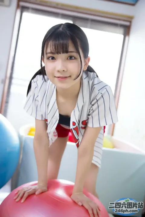 房间里站着一个球上的一个年轻女孩
