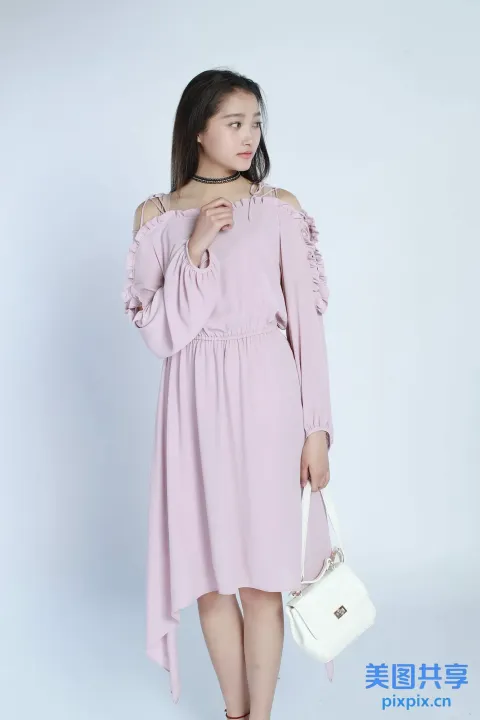 身穿粉色连衣裙的阿拉夫女人拿着白色钱包