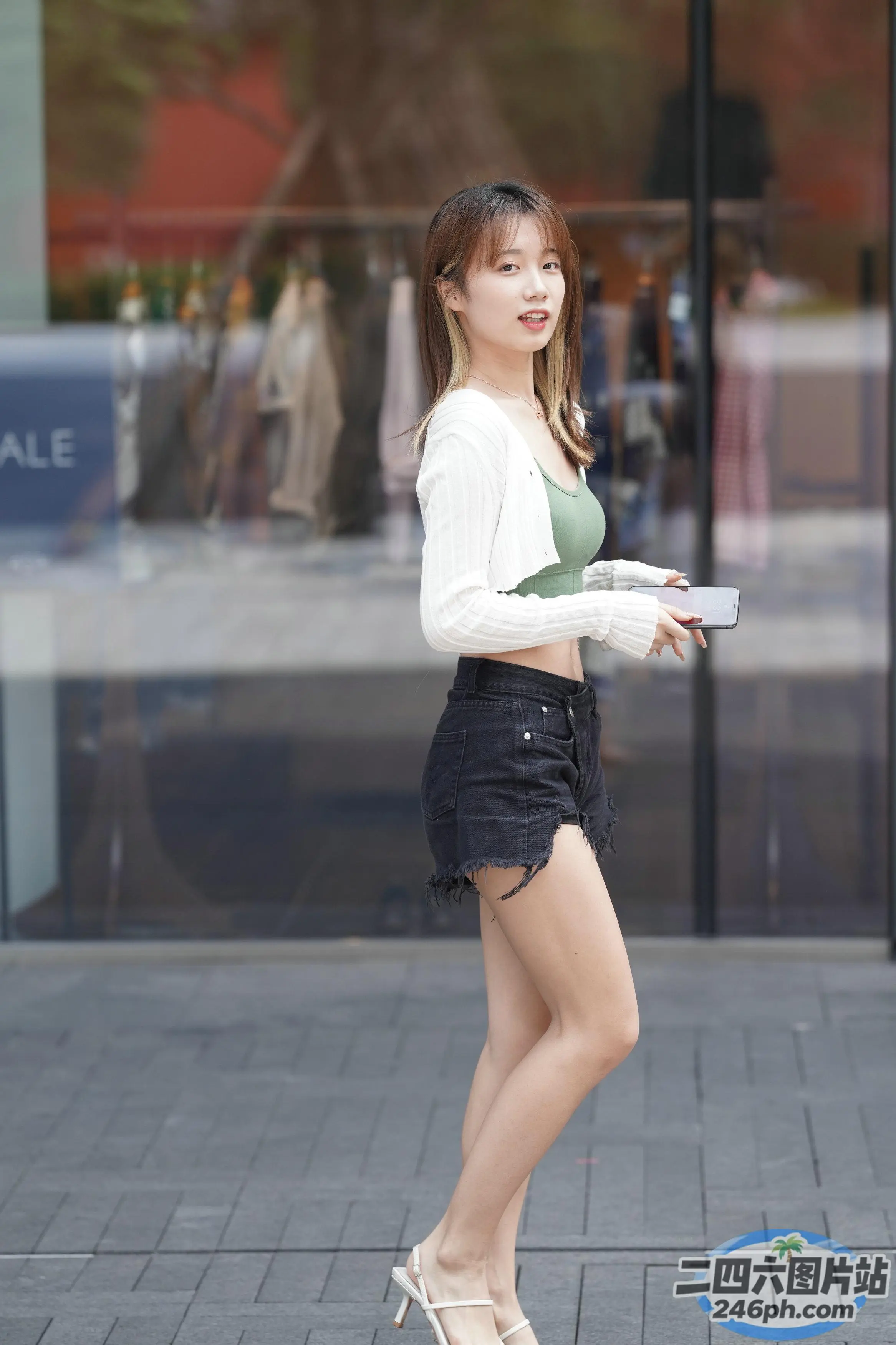 穿着短裙和高跟鞋的 araffe 亚洲女性走在街上