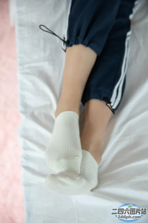 有人躺在床上，双脚抬起