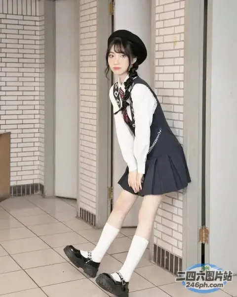 有个身穿校服的女人摆姿势拍照