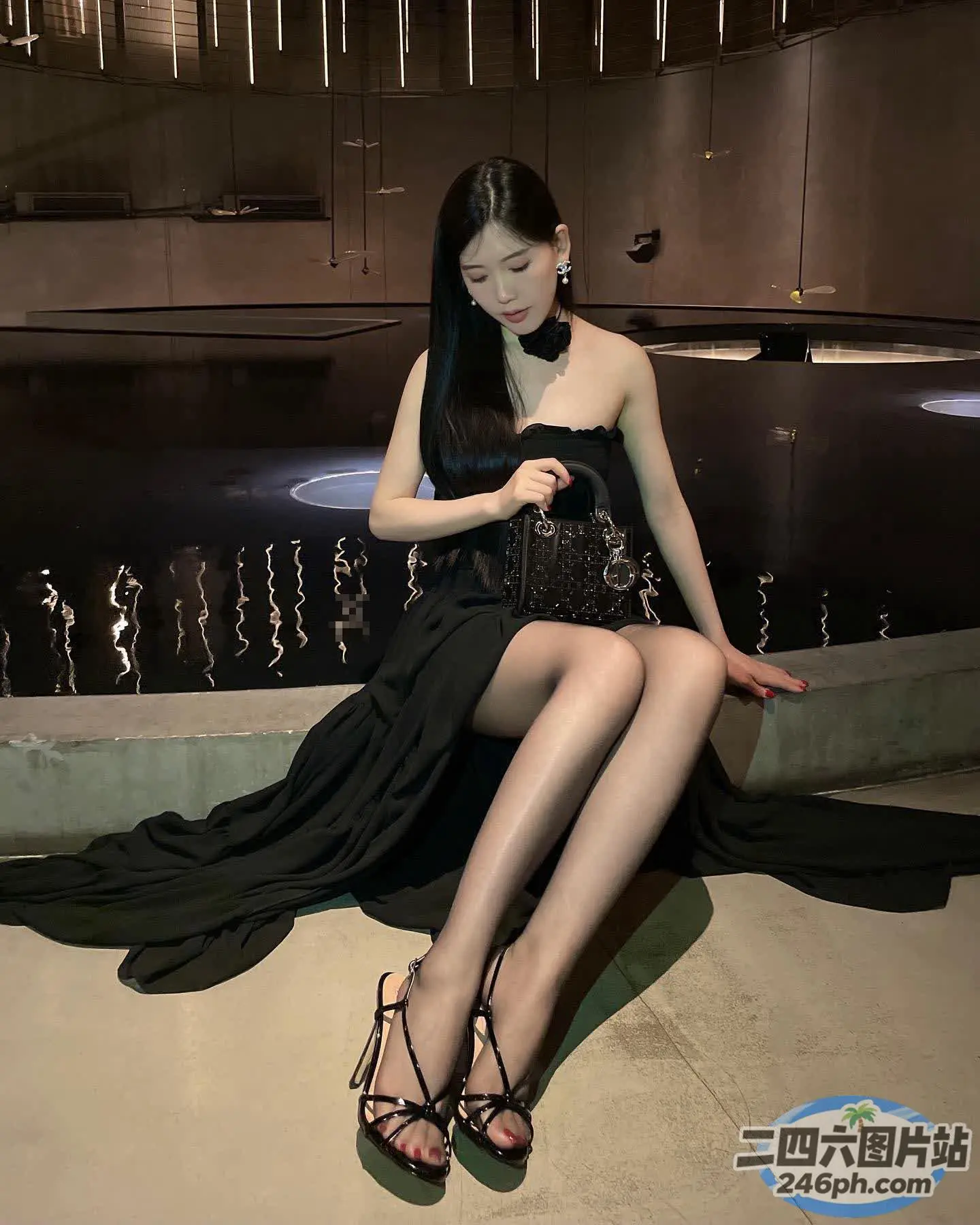 有一个女人坐在窗台上，手里拿着钱包