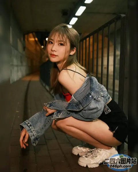 阿拉夫德女人盘着腿蹲在隧道里