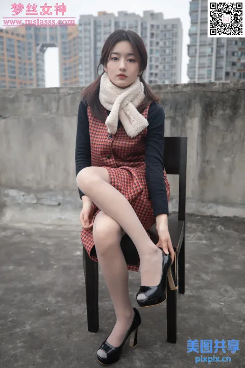 脖子上围着围巾坐在椅子上的阿拉夫德女人