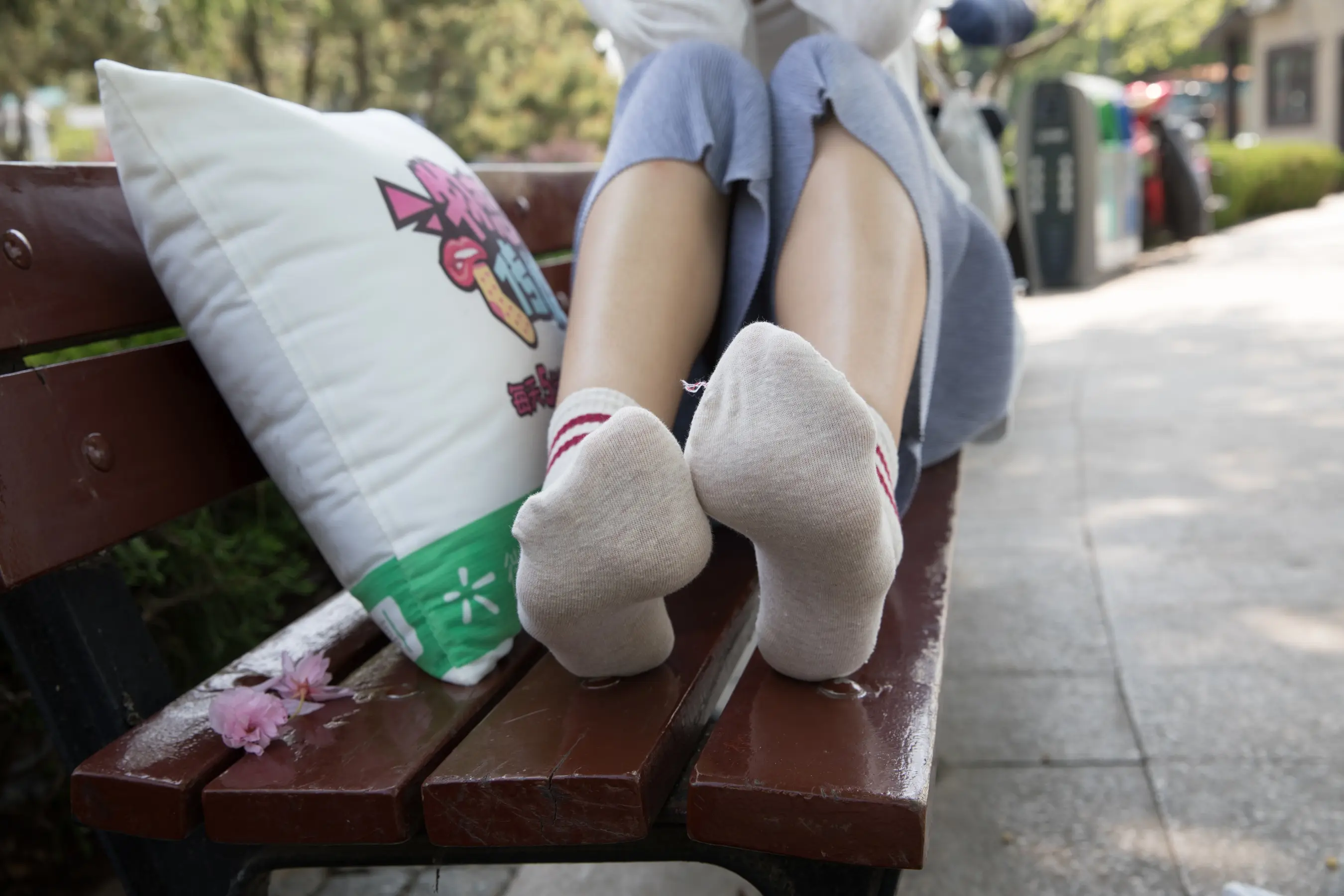 阿拉菲双腿交叉坐在长凳上
