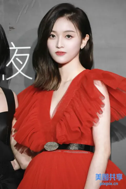 两名身穿红色连衣裙的女人摆姿势拍照的特写
