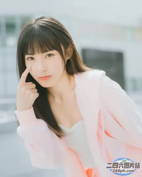 一个穿着粉红色夹克的长发女人的特写