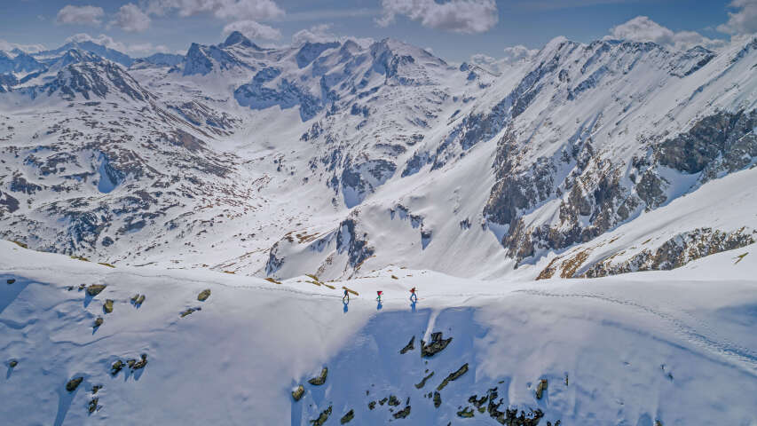 在白雪皑皑的山坡上滑雪，欣赏山景