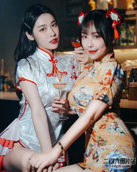 两名身穿和服裙的亚洲女性合影留念