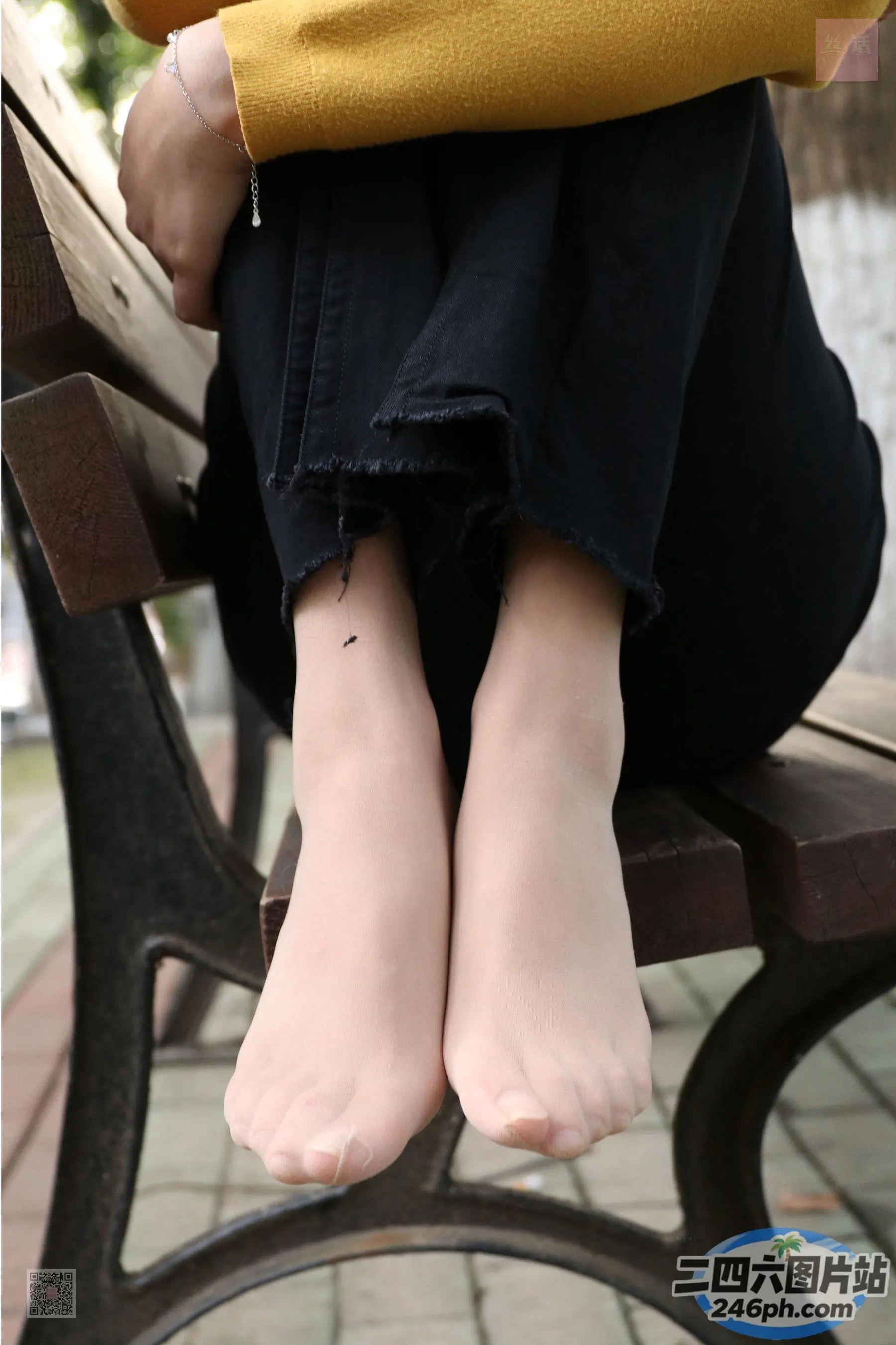 有个女人坐在长凳上，双叉