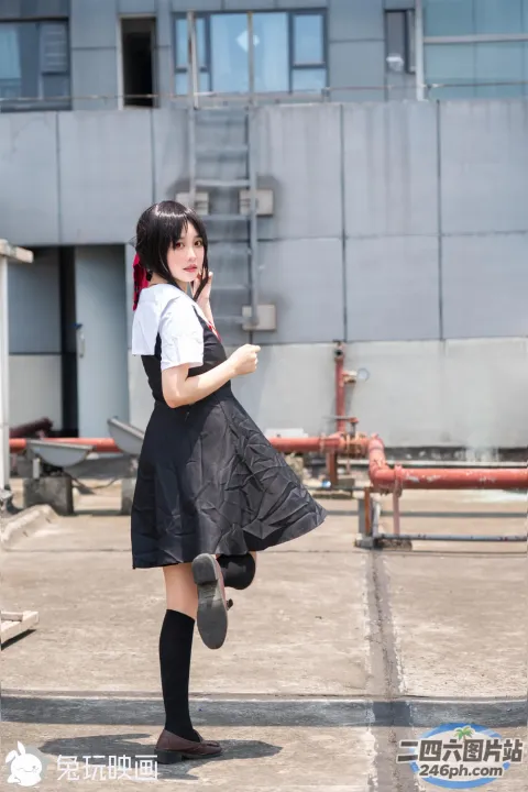 有个穿着校服的女人走在人行道上