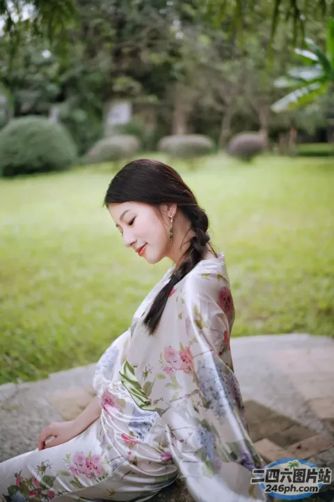 坐在花园长椅上的阿拉夫德女人
