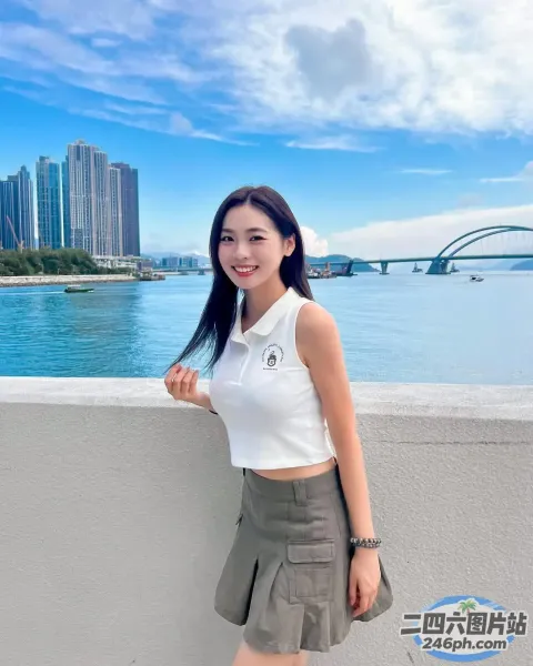 一名女子站在靠近水体的壁架上