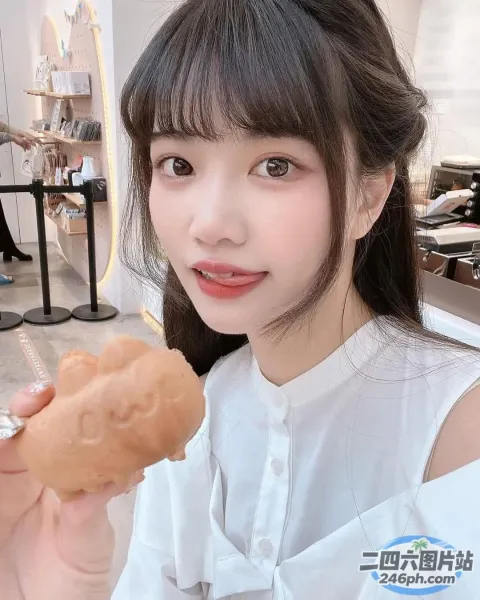 有一个女人手里拿着一个甜甜圈