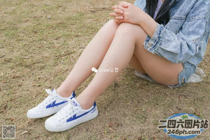 盘腿坐在地上的阿拉菲德女人