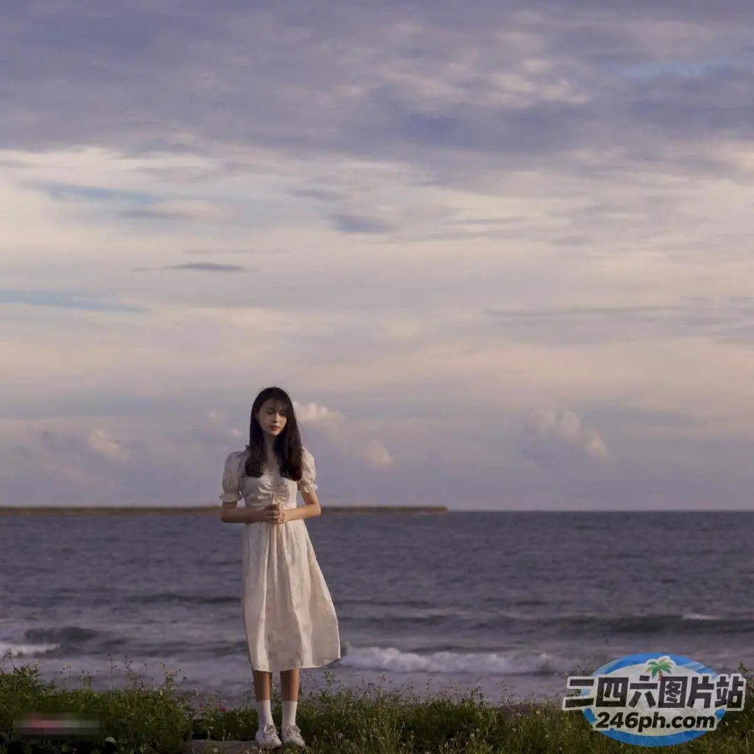 水边的长凳上站着一个年轻的女孩