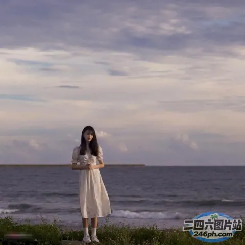水边的长凳上站着一个年轻的女孩
