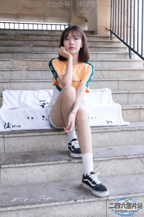 阿拉夫德亚洲妇女拿着一个包和一个包坐在台阶上