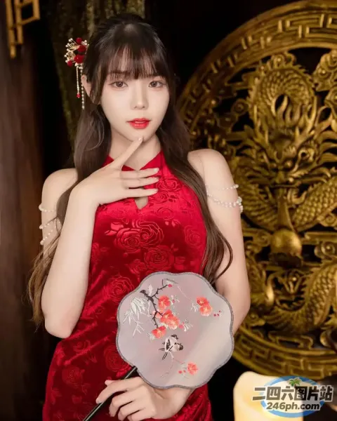 一个穿着红色连衣裙的女人拿着扇子的特写