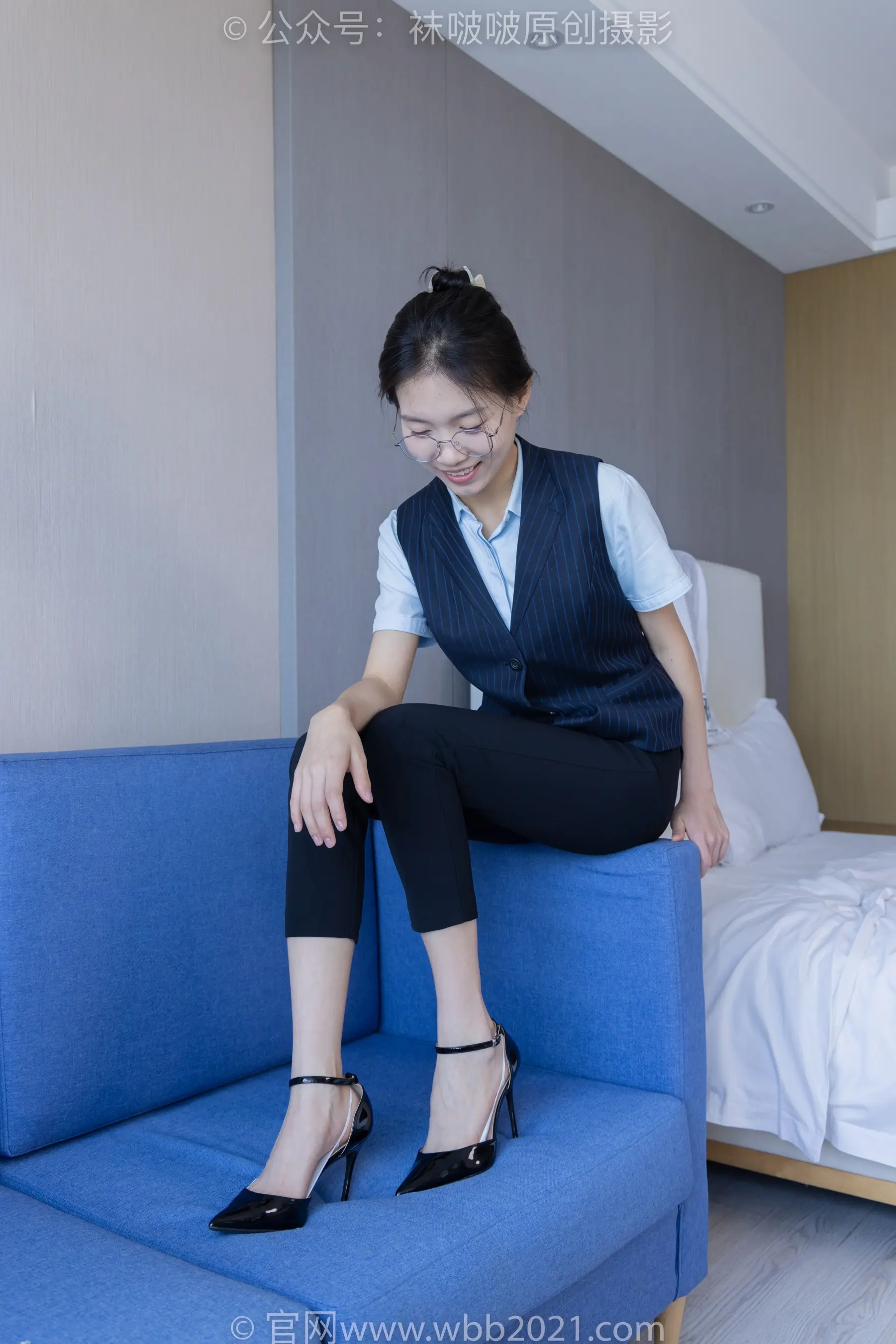 坐在酒店房间蓝色沙发上的 arafed 女人