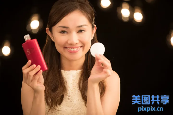 微笑的女人拿着红色手机和白色物体