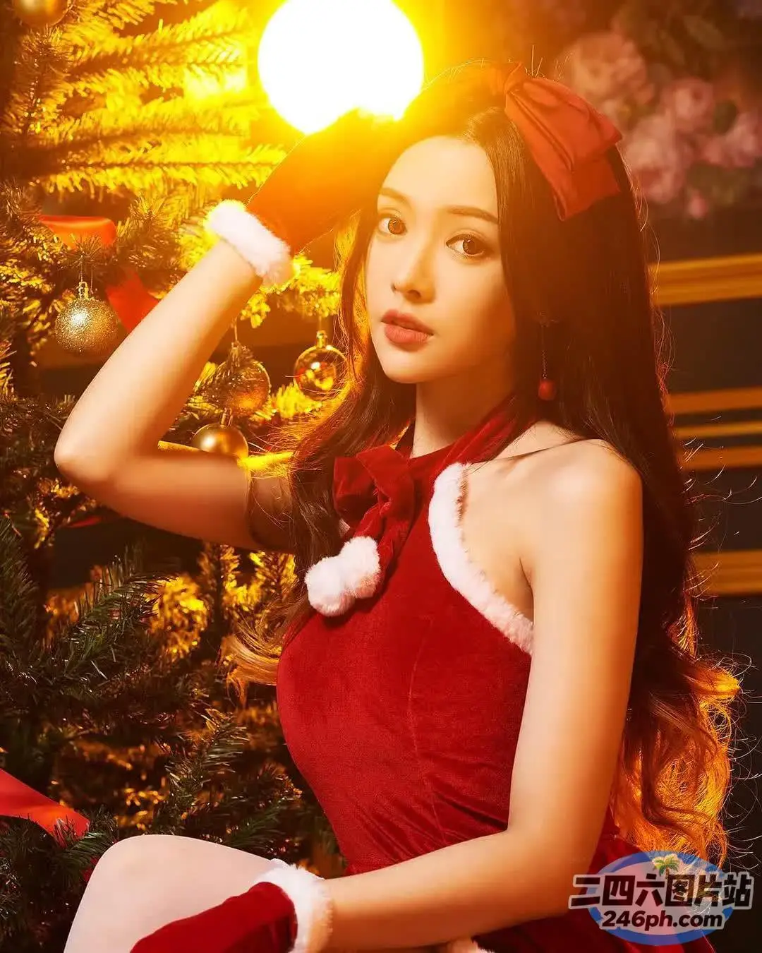 身穿红色连衣裙、戴着圣诞帽的 araffe 女子合影留念