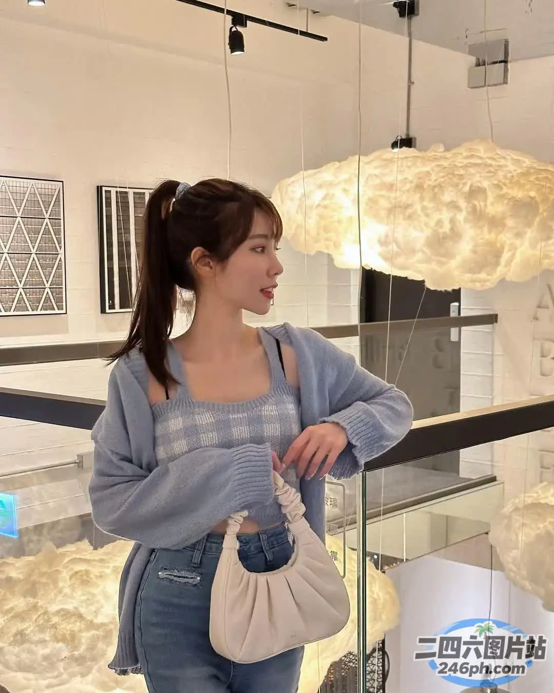 一个女人站在房间里，手里拿着一个袋子和一盏灯